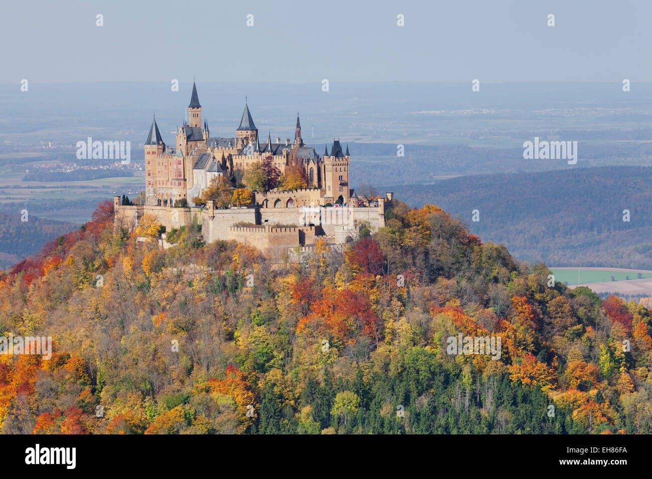 Le château de Burg Hohenzollern, automne, Zollernalb, Schwaebische Alb (Jura souabe), Baden Wurtemberg, Allemagne, Europe Banque D'Images