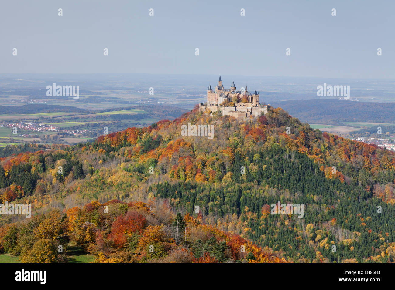 Le château de Burg Hohenzollern, automne, Zollernalb, Schwaebische Alb (Jura souabe), Baden Wurtemberg, Allemagne, Europe Banque D'Images