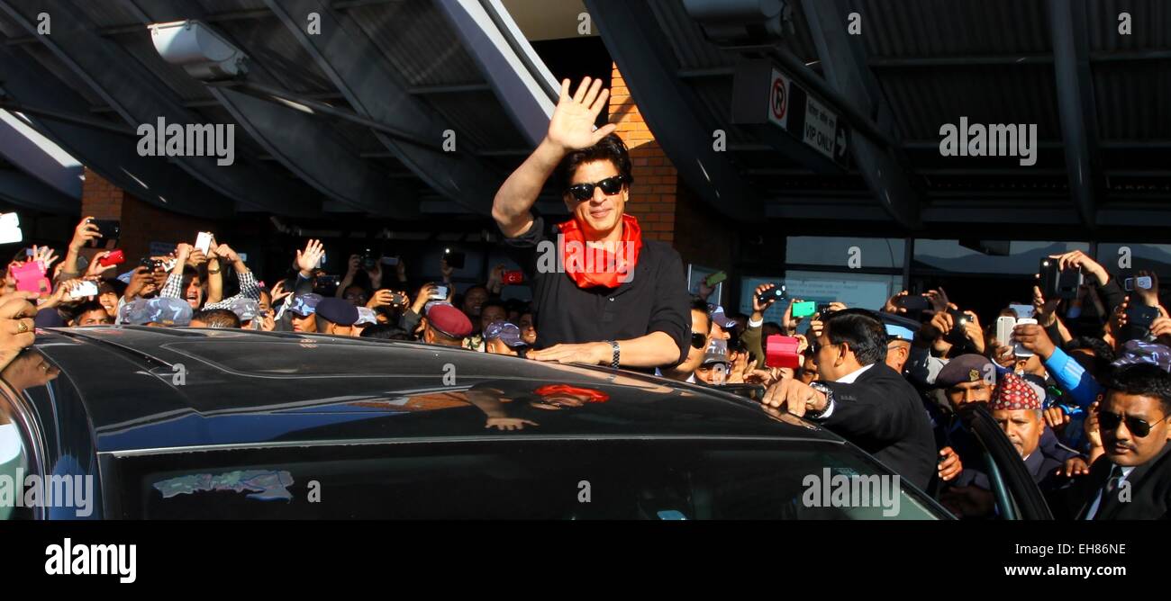 Katmandou, Népal. Mar 9, 2015. La star de Bollywood Shahrukh Khan (C) vagues aux fans lors de son arrivée à l'aéroport international de Tribhuwan pour son programme de promotion à Katmandou, Népal, 9 mars 2015. © Sunil Sharma/Xinhua/Alamy Live News Banque D'Images