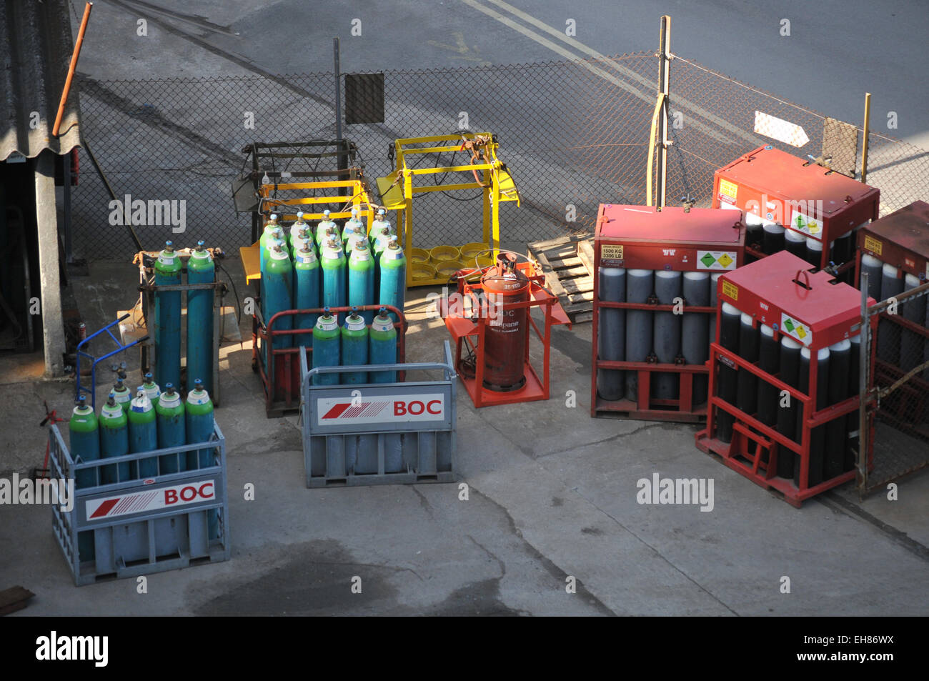 Des bouteilles de gaz dans le stockage sur chantier Pendennis Falmouth Banque D'Images