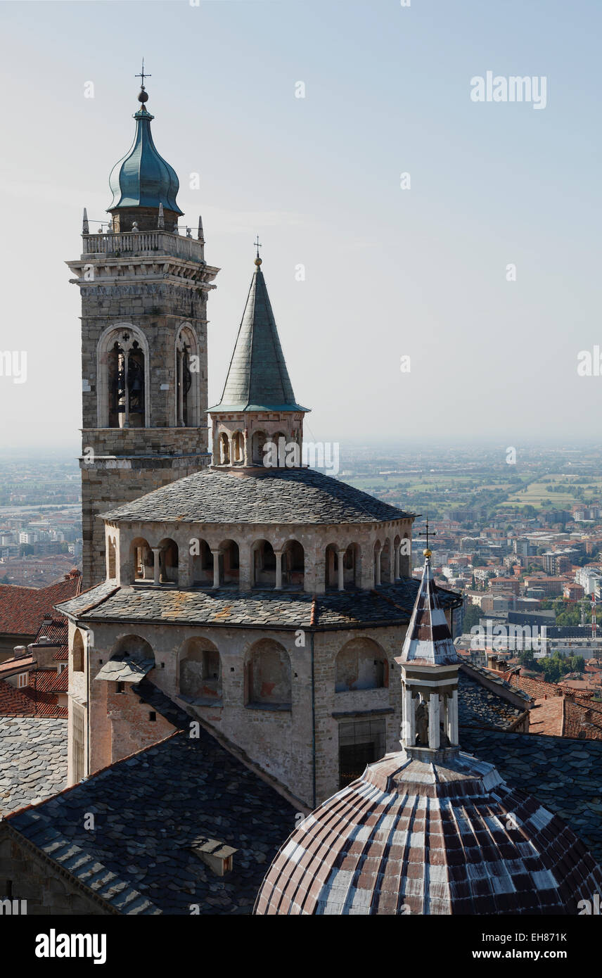 Basilica di Santa Maria Maggiore, avec le dôme de la chapelle Colleoni, Bergame, Lombardie, Italie Banque D'Images