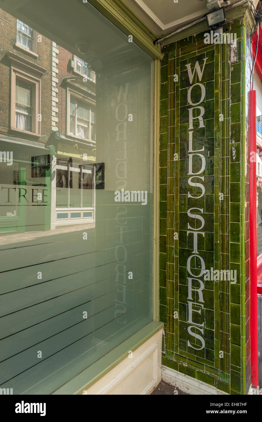 Avant-boutique de l'ancienne publicité magasins de Worlds imprimés sur carreaux verni dans le High St Gravesend. Banque D'Images