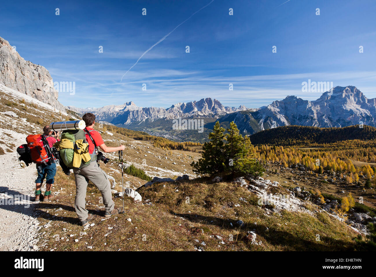 Les randonneurs admirant le paysage des Dolomites dans ses couleurs d'automne, le Tyrol du Sud, Italie, Europe Banque D'Images