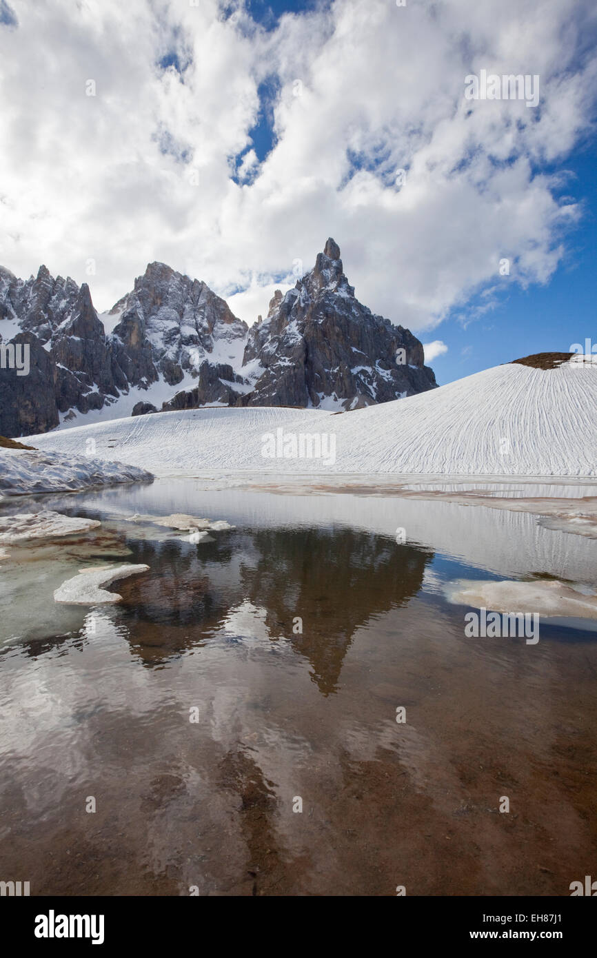 Neige dégel laissant quelques flaques au pied de la Pale di San Martino par San Martino di Castrozza, Dolomites, Trentin, Italie Banque D'Images