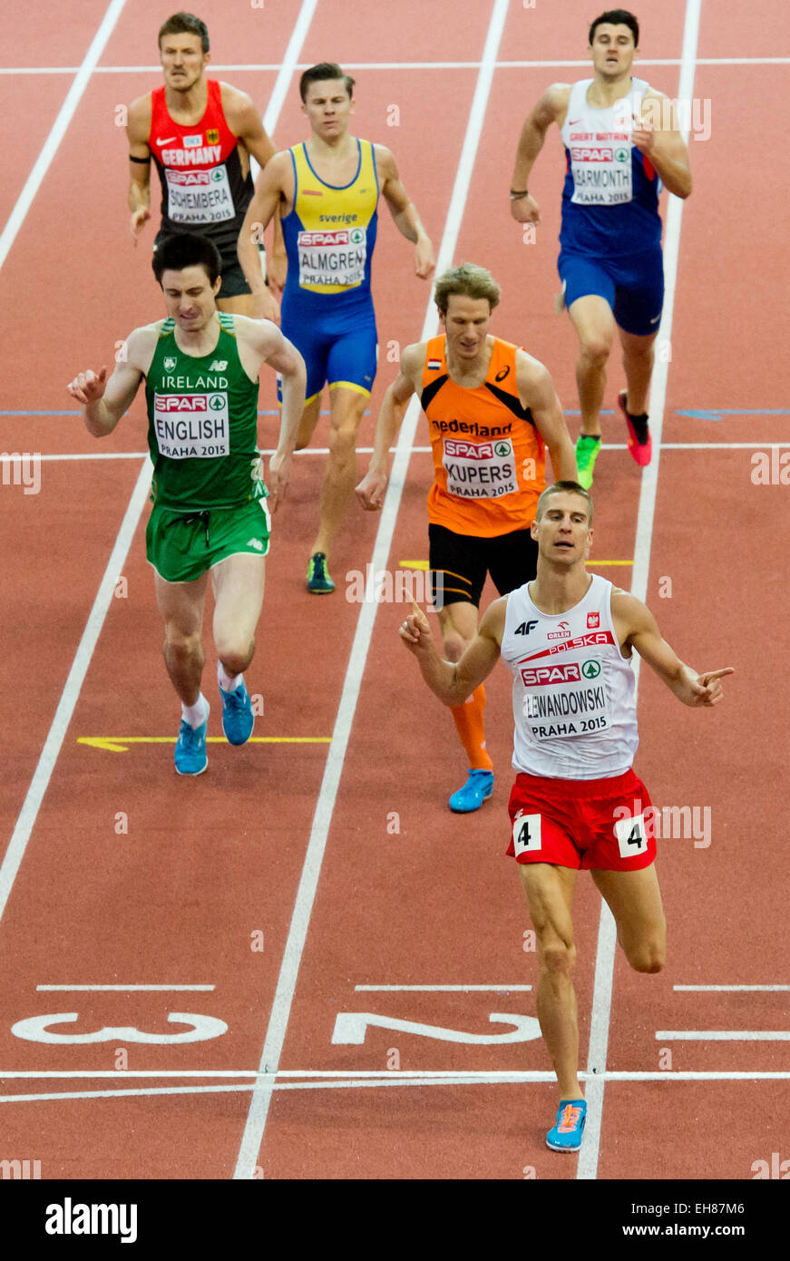 Gagnant de la médaille d'or de la Pologne Marcin Lewandowski, droite, s'exécute en face de la médaille d'argent anglais Mark, à gauche, et médaillé de bronze des Pays-Bas Thijmen Kupers, deuxième à partir de la droite, à l'arrivée de course de 800 m au cours de l'Europe d'athlétisme Championnats de l'intérieur à Prague, République tchèque, le 8 mars 2015. (CTK Photo/Vit Simanek) Banque D'Images