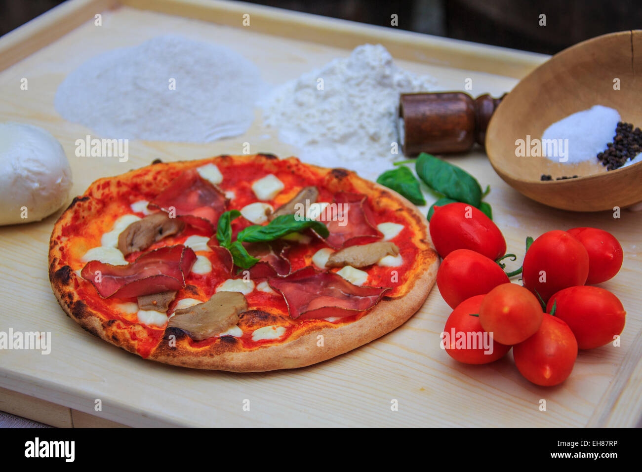 Ensemble de produits typiques italiens de Bresaola de la Valteline, Italie Banque D'Images