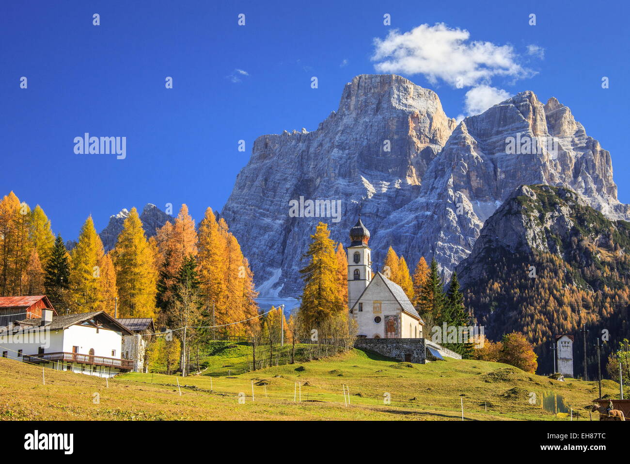 La petite église de Selva di Cadore, dans les Dolomites, à l'automne, avec le majestueux mont Pelmo en arrière-plan, Veneto, Italie Banque D'Images