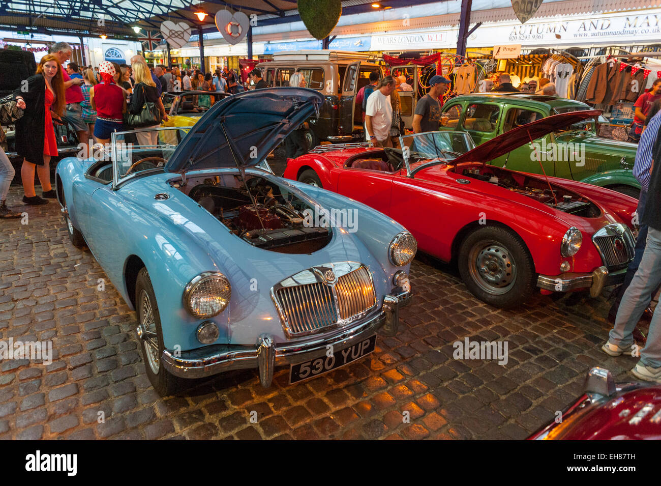 Classic cars alignés dans Greenwich Market pour le parc dans le marché mensuel de Meetup. Banque D'Images