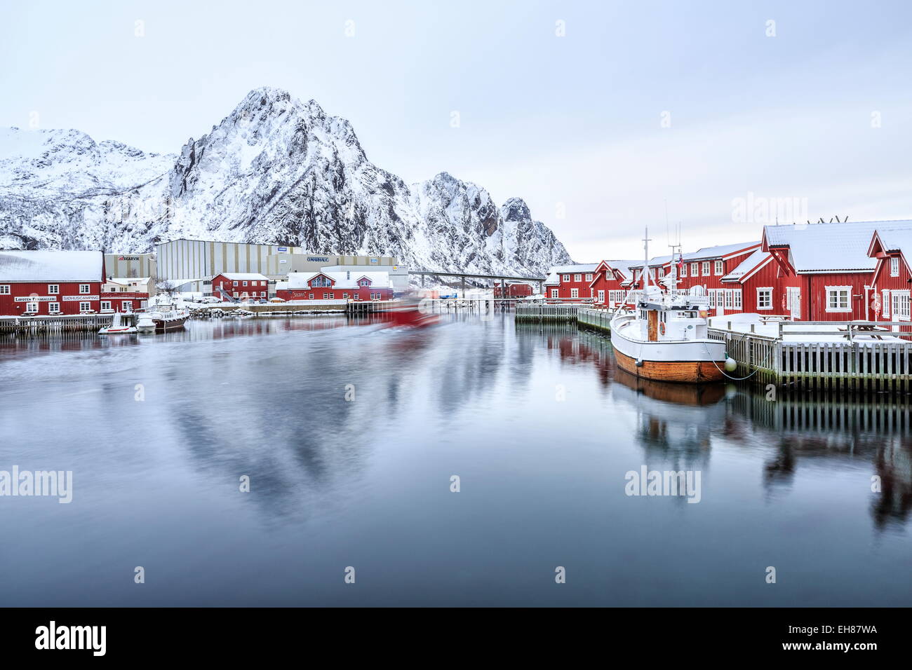 Port de Svolvaer avec ses maisons sur pilotis rouge foncé typiques de chaque port dans les îles Lofoten, Norvège, de l'Arctique Banque D'Images