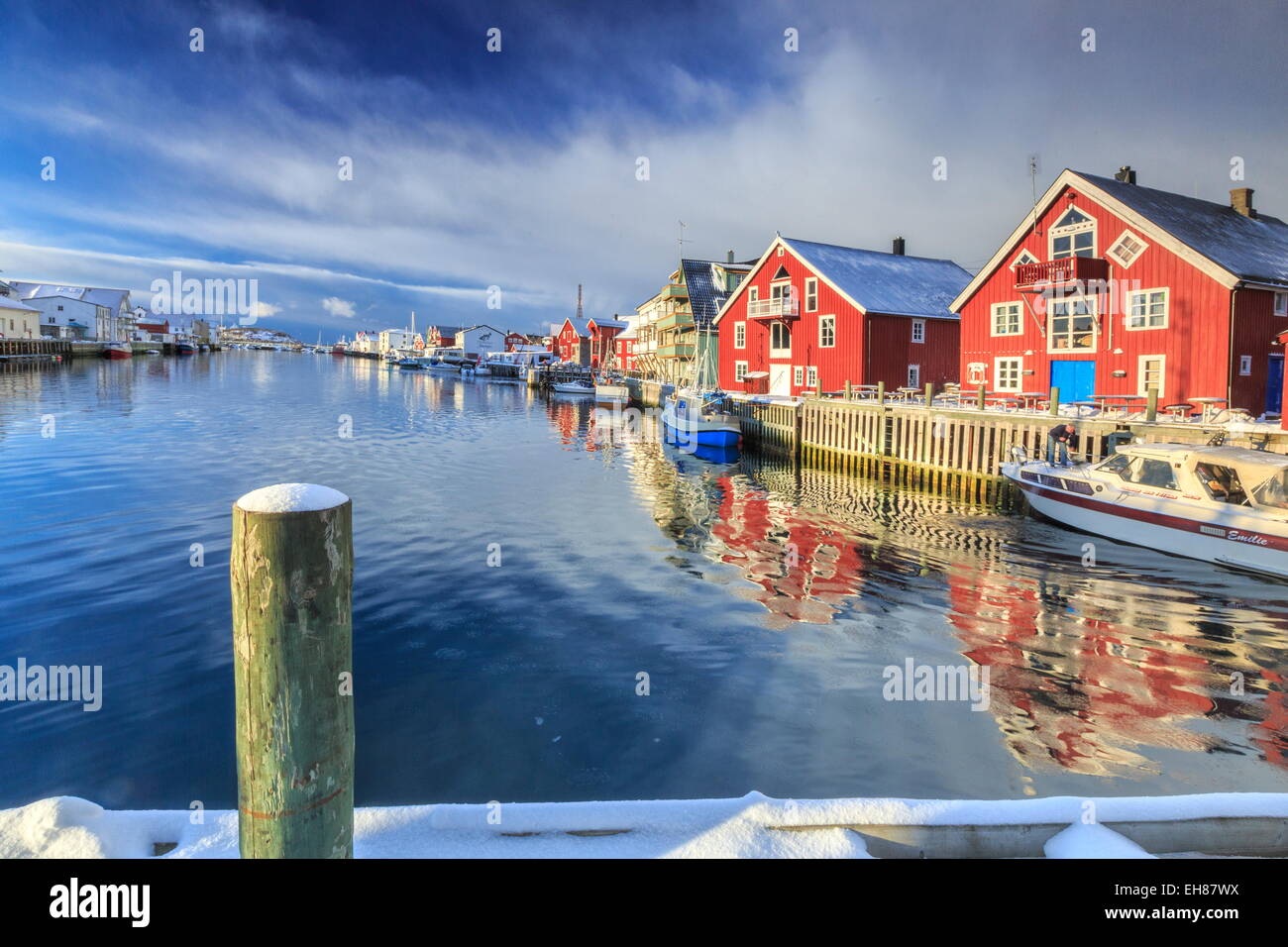 Voir colorées de maisons de pêcheurs et bateaux privés donnant sur le canal-port de Henningsvær, îles Lofoten, Norvège Banque D'Images