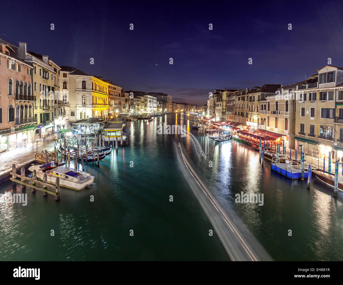 Le Grand Canal éclairé la nuit, Venise, UNESCO World Heritage Site, Vénétie, Italie, Europe Banque D'Images