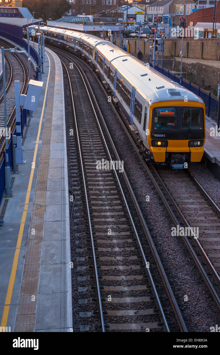 North Kent Lines commuter train assis sur la plate-forme 2, sur la ligne vers le bas de la Medway Towns. À Gravesend. Montrant la n Banque D'Images