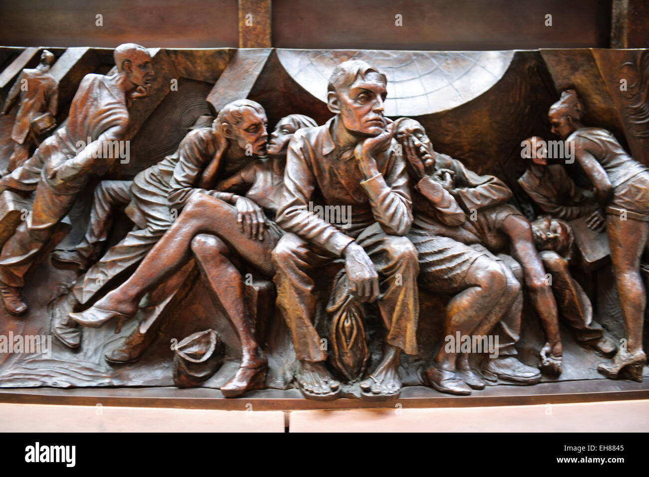 Paul Jours sculpture'Le lieu de rencontre'in 3d bronze avec des plaques de bronze au pied de la Statue.St Pancras Station rénovée,London,UK Banque D'Images
