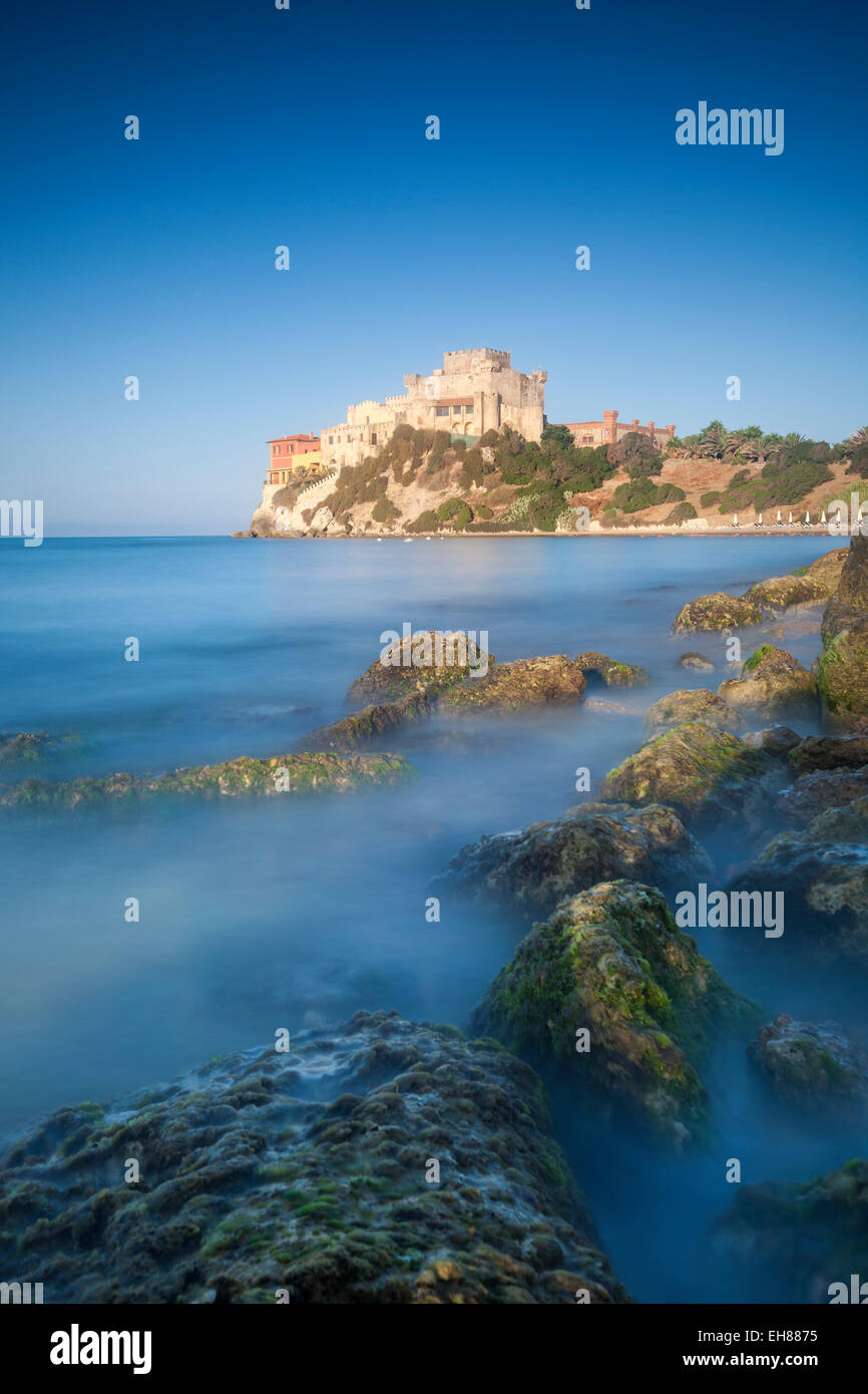 Au sommet d'un promontoire rocheux dominant la mer, se dresse le Castello di Falconara, Sicile, Italie, Méditerranée Banque D'Images