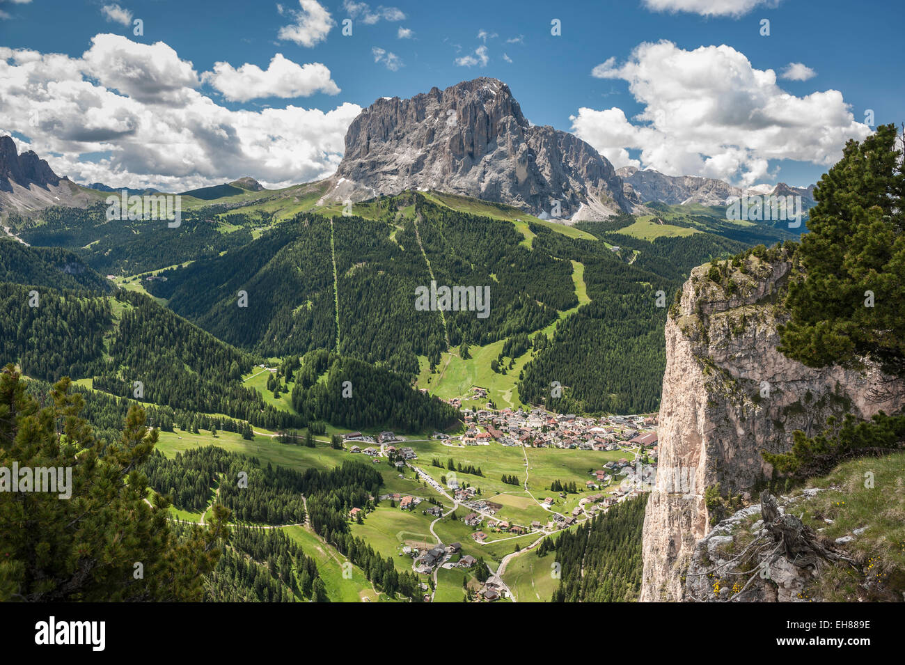 Vue depuis le massif du Stevia, groupe Puez, parc naturel de Puez-Geisler, à l'arrière Mt Langkofel, 3181 m, dans la vallée le village Banque D'Images