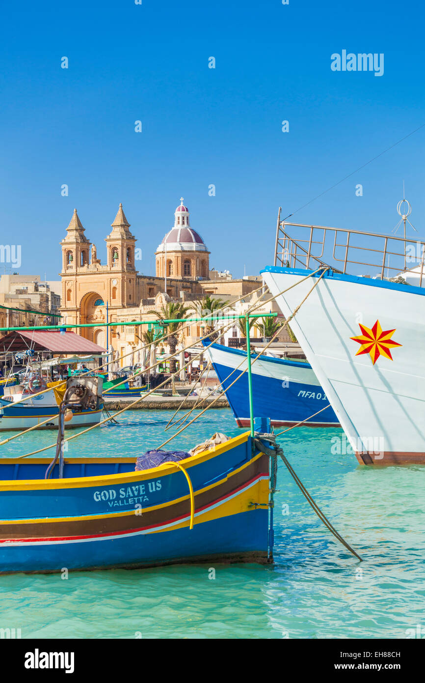 Port de Marsaxlokk, église Notre-Dame de Pompéi et les bateaux de pêche traditionnels, Marsaxlokk, Malte, Méditerranée, Europe Banque D'Images