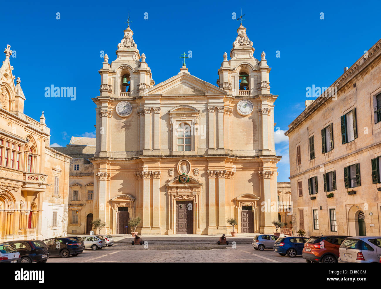 St Pauls Cathedral et St. Pauls Square à l'intérieur de la ville fortifiée médiévale de Mdina, Malte, Europe Banque D'Images