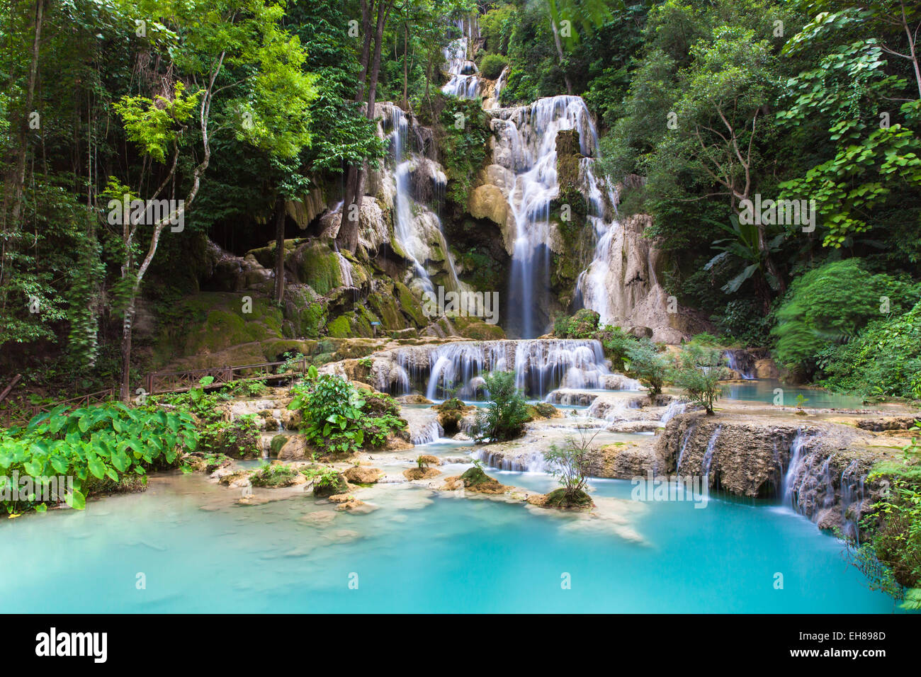Cascades de Kuang Si, belle cascade de cascades bleu près de la ville de Luang Prabang au Laos. Banque D'Images