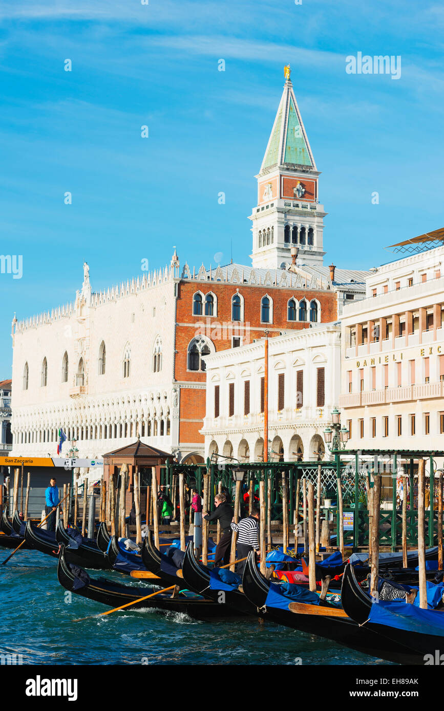 Les gondoles et Campanile di San Marco à Venise, la Lagune Venise, UNESCO World Heritage Site, Vénétie, Italie, Europe Banque D'Images