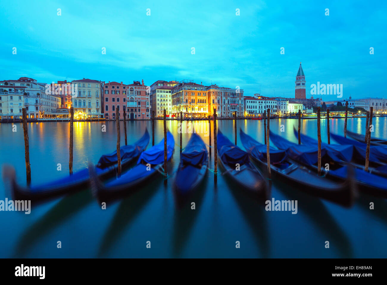 Les gondoles et Campanile di San Marco à Venise, la Lagune Venise, UNESCO World Heritage Site, Vénétie, Italie, Europe Banque D'Images