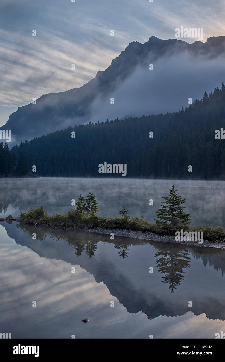 Le lac Two Jack avec brouillard, Banff National Park, site du patrimoine mondial de l'UNESCO, de l'Alberta, au Canada, en Amérique du Nord Banque D'Images