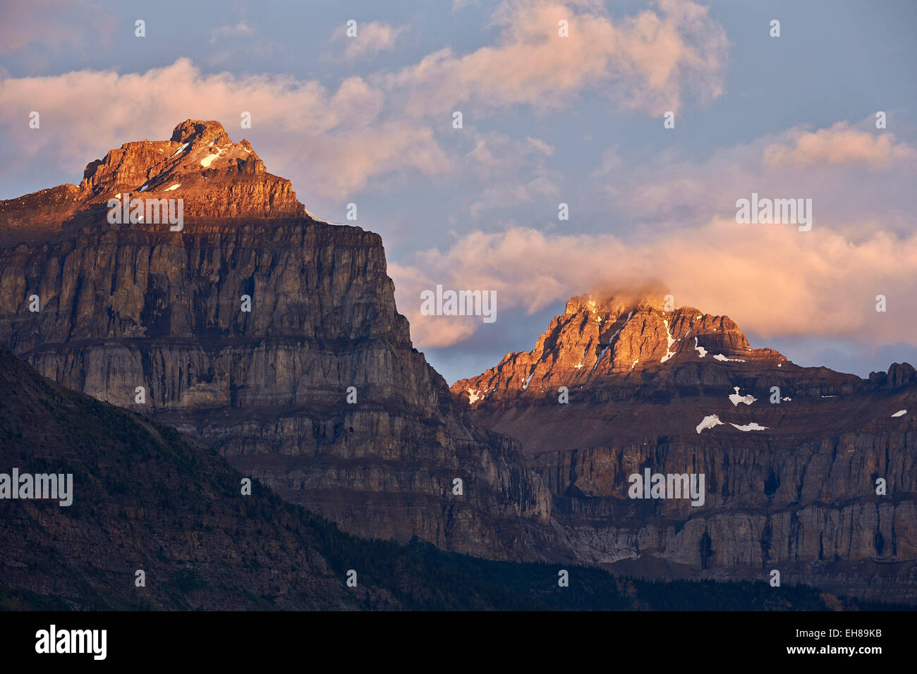 Début de la lumière sur les crêtes escarpées, Banff National Park, site du patrimoine mondial de l'UNESCO, de l'Alberta, des montagnes Rocheuses, au Canada, en Amérique du Nord Banque D'Images