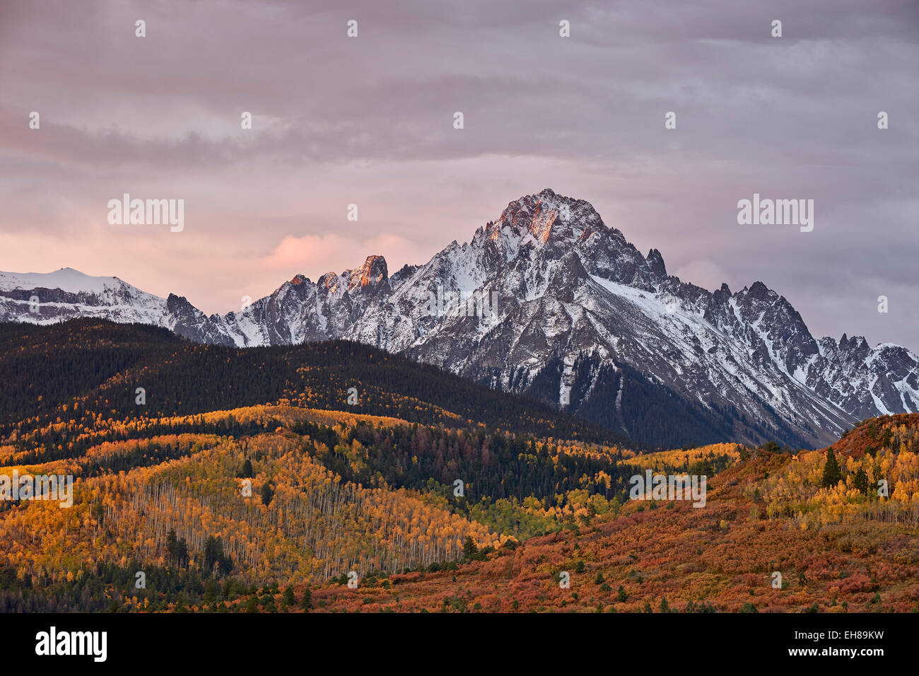 Mount Sneffels au lever du soleil à l'automne, l'Uncompahgre National Forest, Colorado, États-Unis d'Amérique, Amérique du Nord Banque D'Images