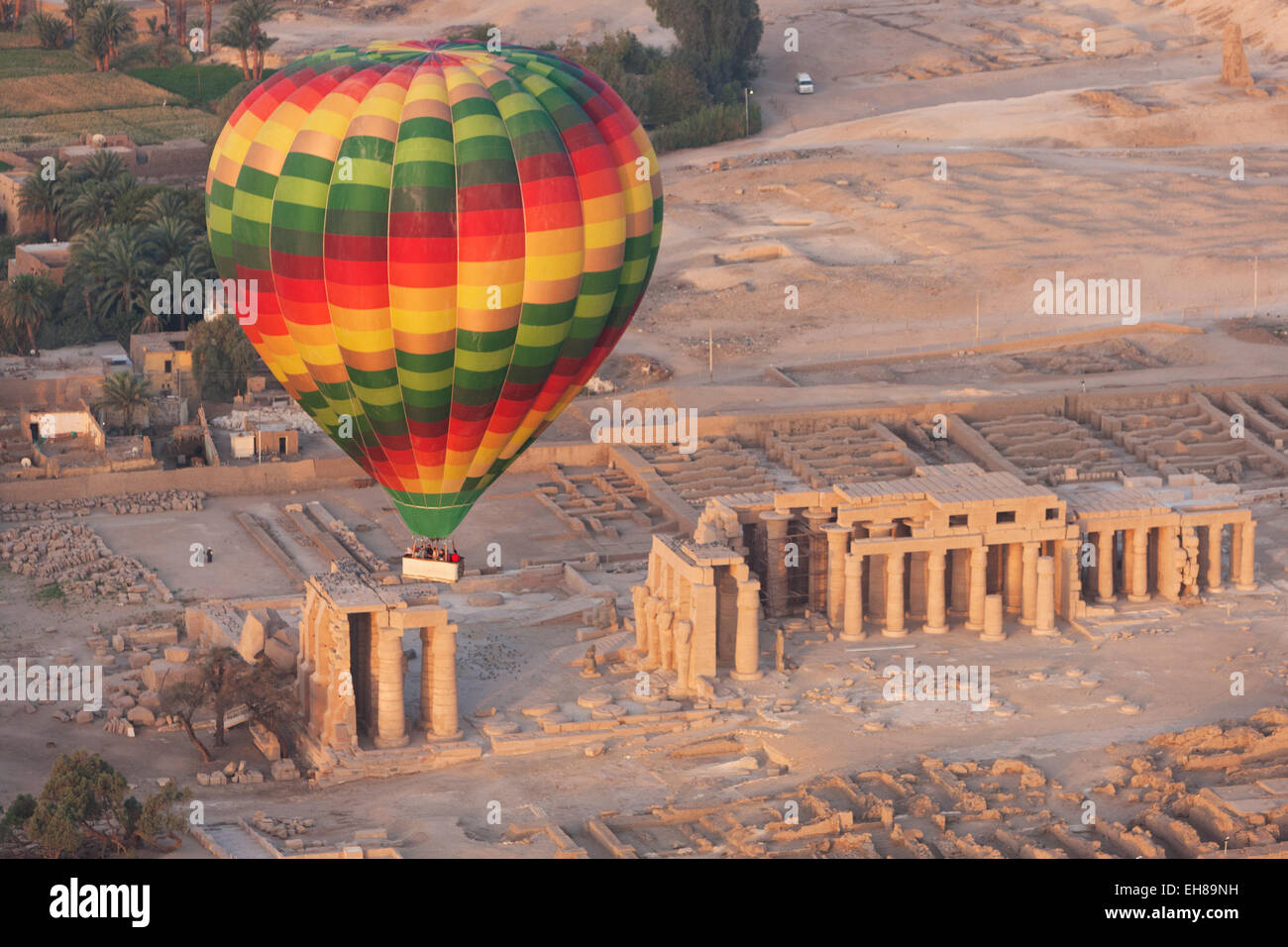 Un vol en montgolfière au-dessus d'un temple en ruines près de Louxor, Thèbes, Egypte, Afrique du Nord, Afrique Banque D'Images