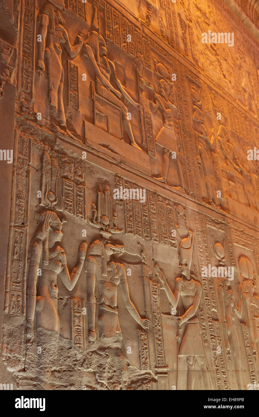 La sculpture en relief l'ancien temple égyptien de Kom Ombo près d'Assouan, Egypte, Afrique du Nord, Afrique Banque D'Images
