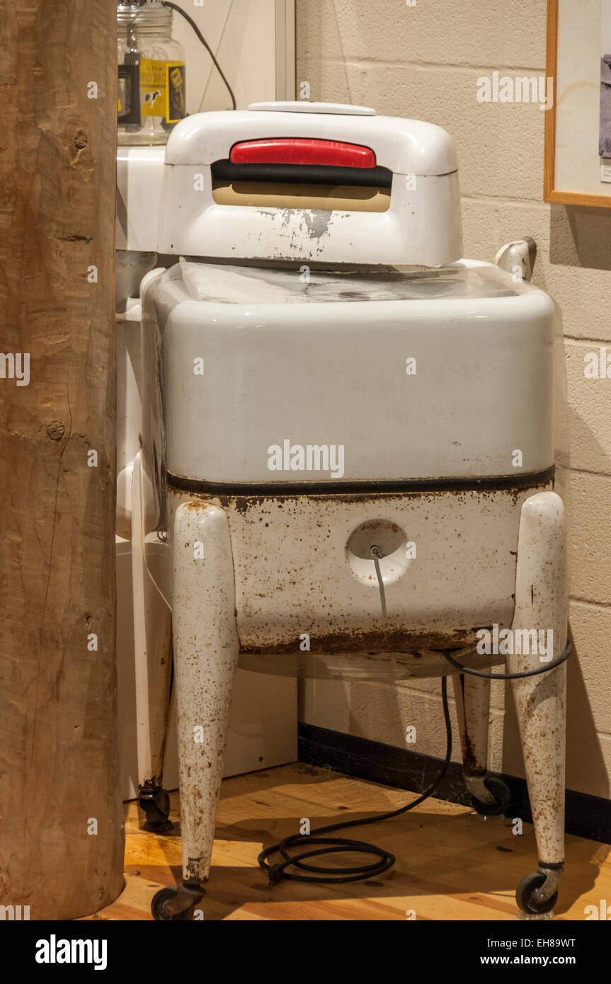 Vieux type essoreuse électrique lave-linge à partir de la moitié du xxe  siècle Photo Stock - Alamy