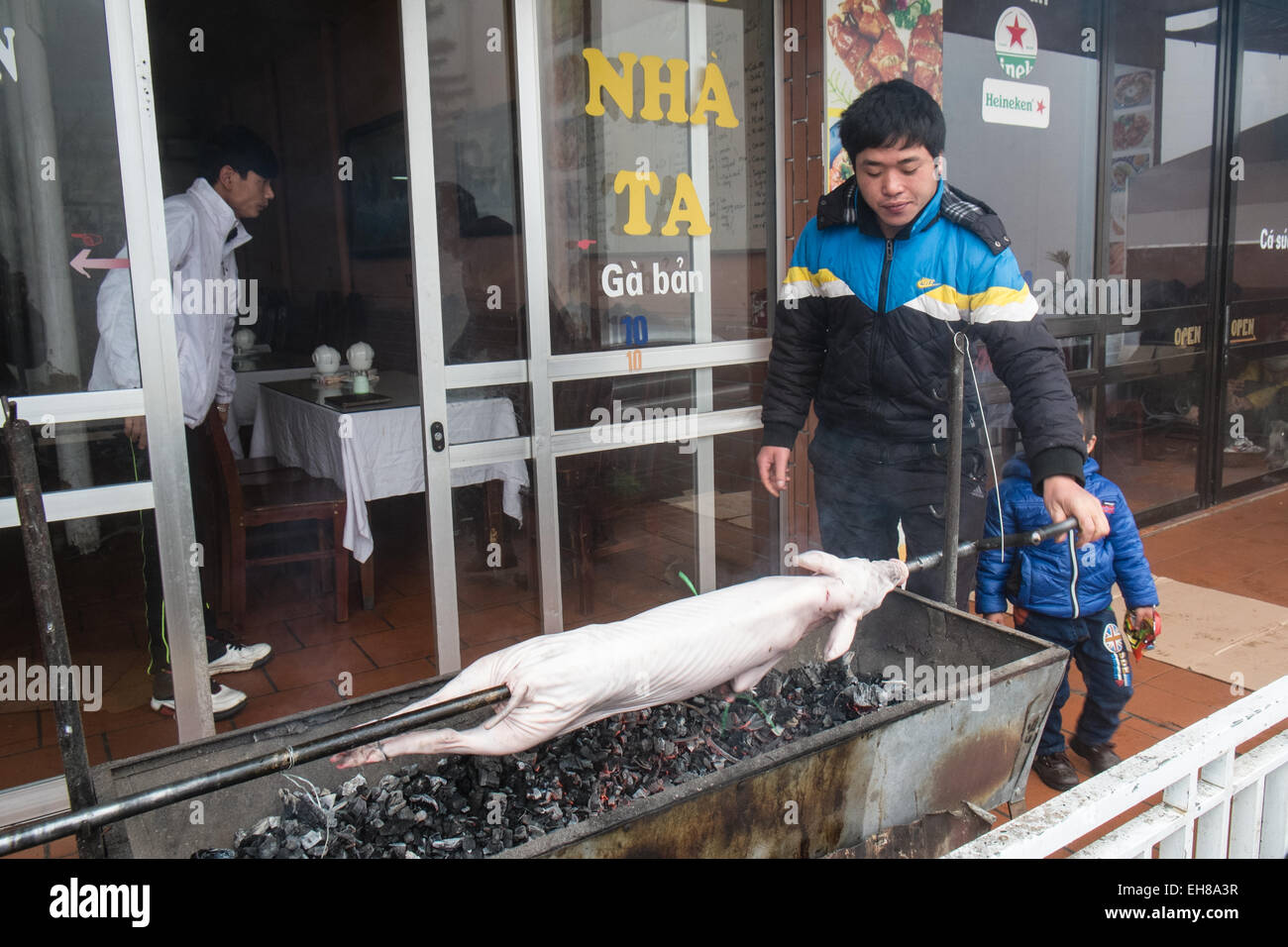 ,Porc,spit charbons sur torréfaction restaurant à l'extérieur dans Sa Pa,Sapa, hill, Ville, Vietnam, Banque D'Images