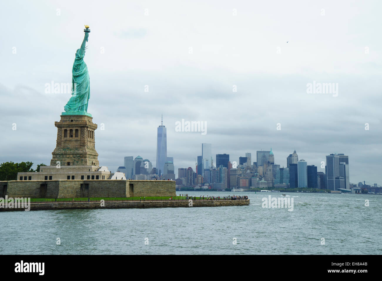 Statue de la liberté avec le Lower Manhattan skyline et One World Trade Center au-delà, la ville de New York, New York, USA Banque D'Images