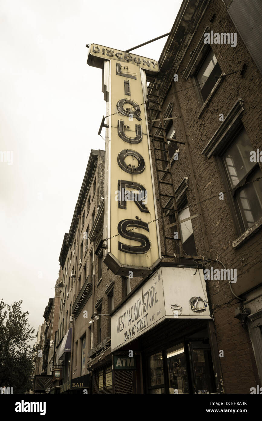 Old liquor store shop avant et à signer, Chelsea, Manhattan, New York City, New York, États-Unis d'Amérique, Amérique du Nord Banque D'Images