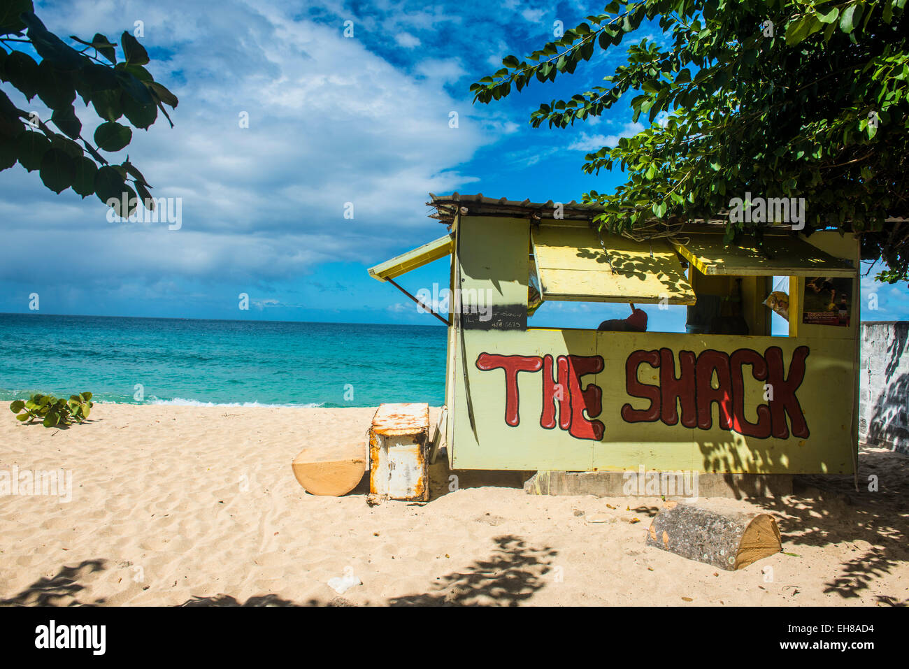 Petit bar de plage sur la plage de Magazine, Grenade, Îles du Vent, Antilles, Caraïbes, Amérique Centrale Banque D'Images