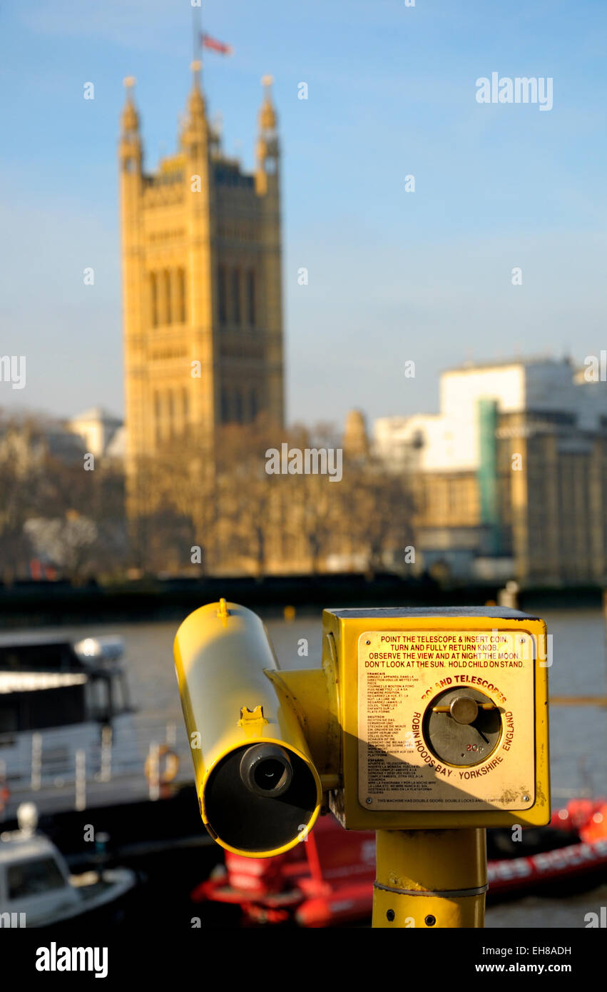 Londres, Angleterre, Royaume-Uni. Payer-pour-voir télescope touristique sur la rive sud à l'égard du Parlement Banque D'Images