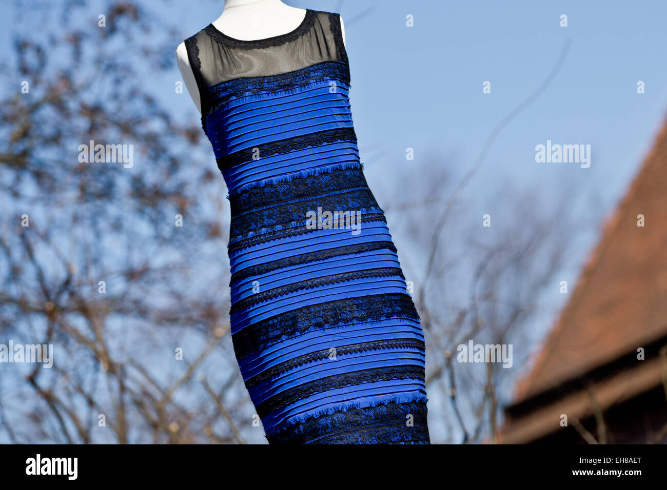 Nuremberg, Allemagne. 09Th Mar, 2015. Le modèle d'une robe rayée de  beaucoup de discussions, ce qui est devenu une sensation sur internet, est  vu dans le soleil à l'avant du musée 'Turm