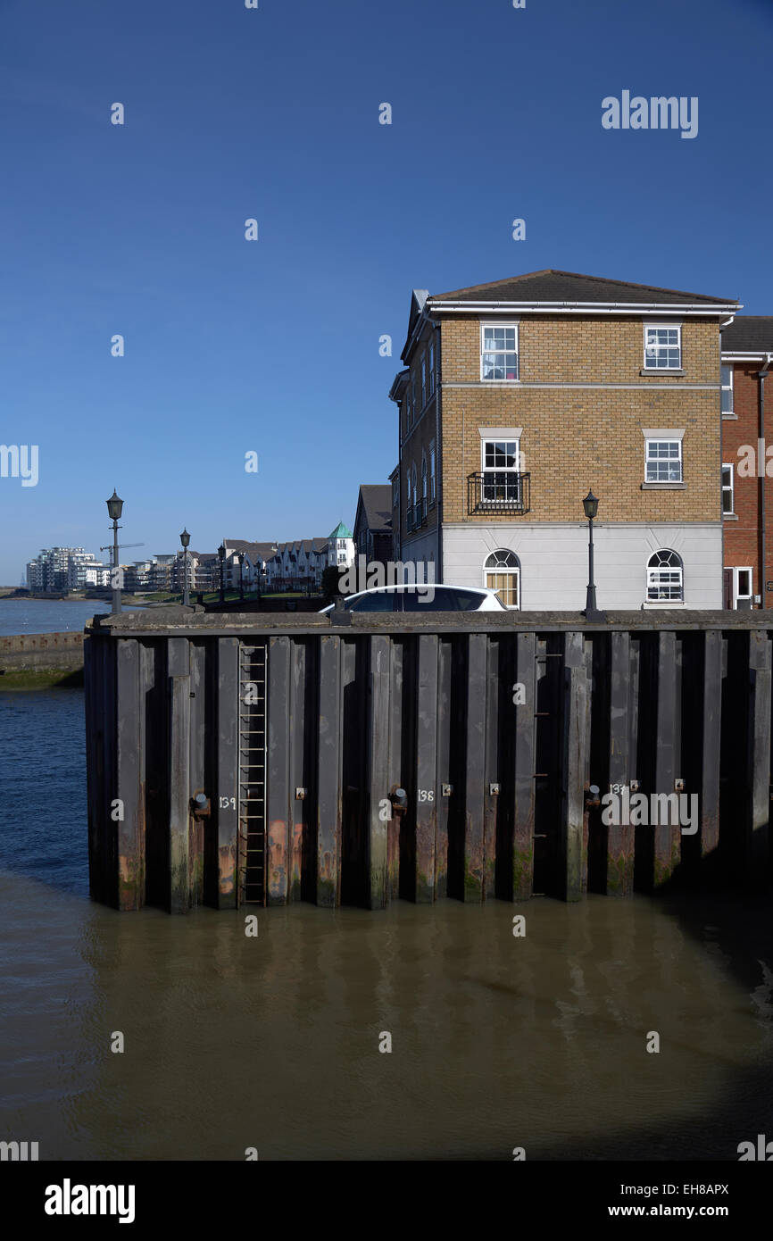 Logement sur le front de mer de la Tamise à Greenhithe, Kent, Royaume-Uni.Parc d'entrée au loin. Banque D'Images