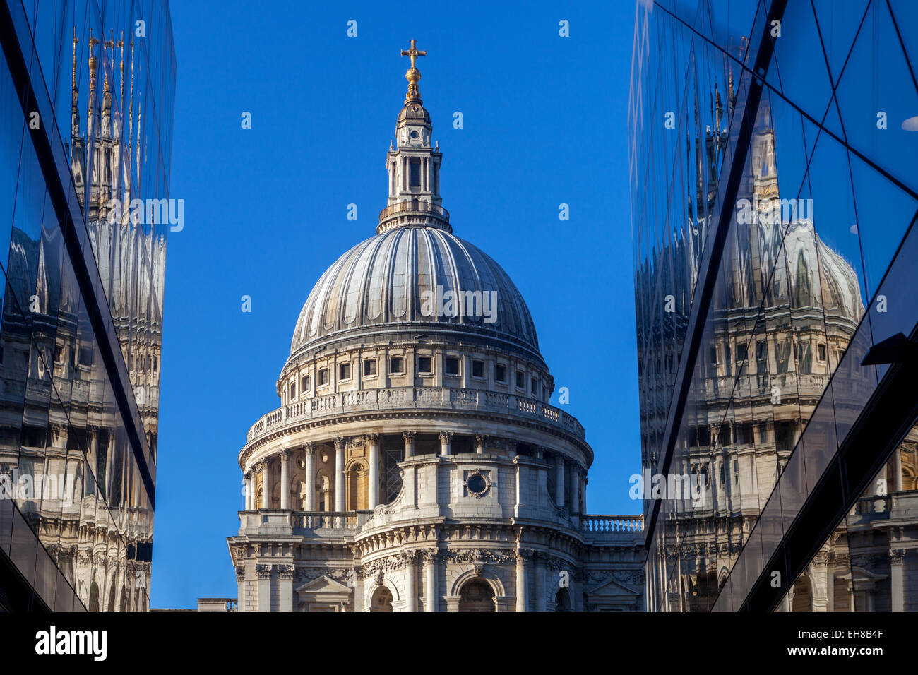 La Cathédrale St Paul vue d'un nouveau changement dans la ville de Londres, Londres, Angleterre, Royaume-Uni, Europe Banque D'Images