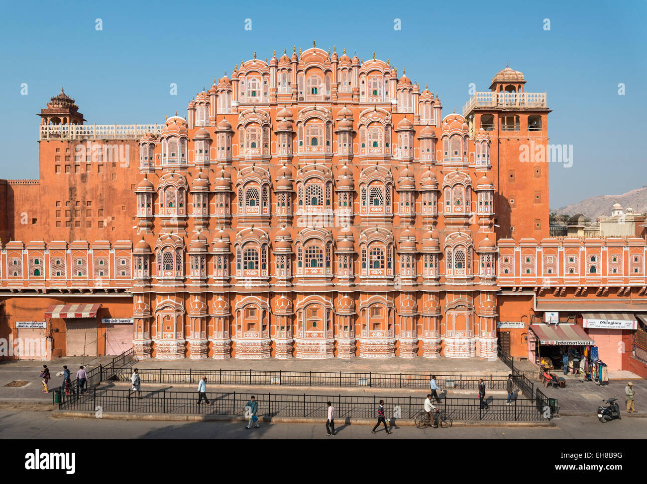 Voir d'Hawa Mahal (palais des vents) à partir de la route principale, Jaipur, Rajasthan, Inde Banque D'Images Voir d'Hawa Mahal (palais des vents) à partir de la route principale, Jaipur, Rajasthan, Inde Banque D'Images