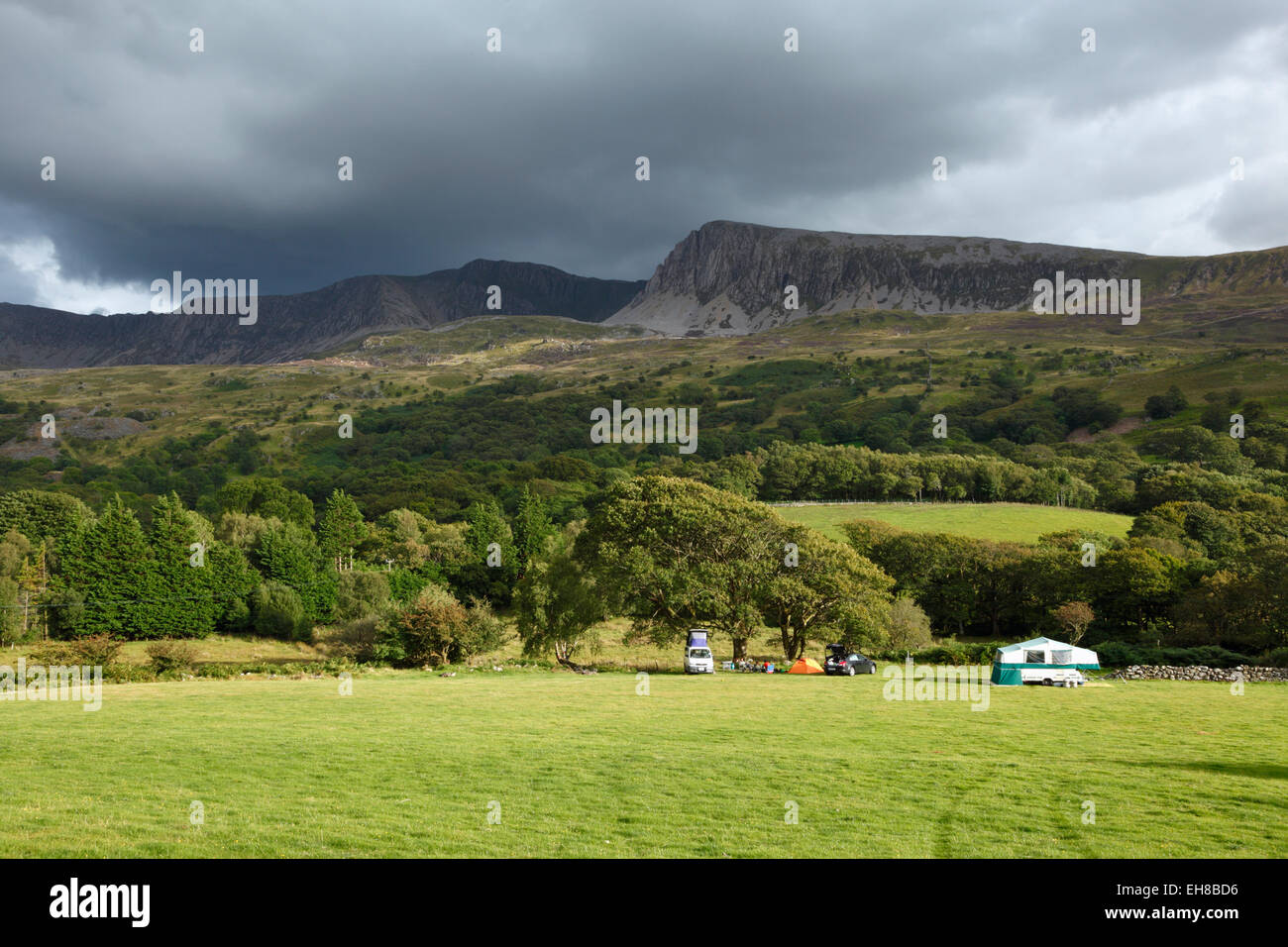 Owen Tyddyn Camping, avec Cadair Idris en arrière-plan. Le Parc National de Snowdonia, Gwynedd, Pays de Galles, Royaume-Uni. Banque D'Images