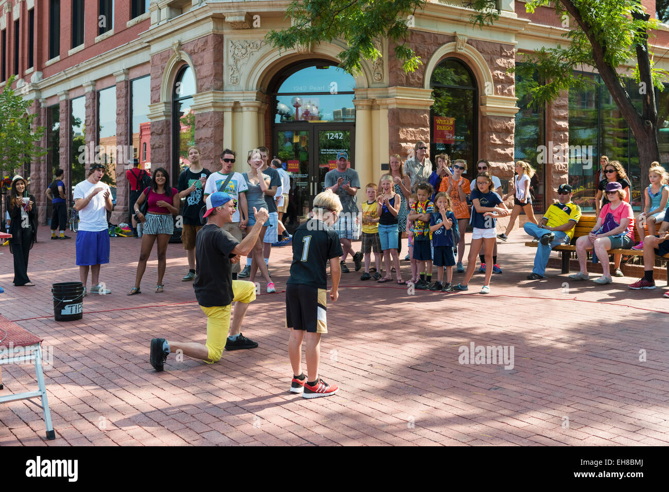 Boulder, Colorado, États-Unis - artistes de rue dans Pearl Street Mall, scène de rue Banque D'Images
