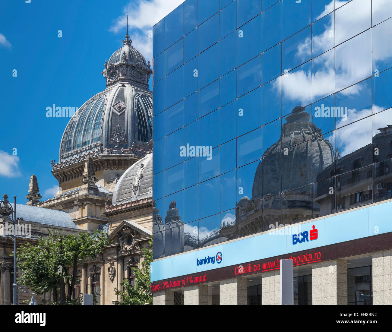 Les styles architecturaux contrastés à Bucarest, Roumanie, Europe Banque D'Images