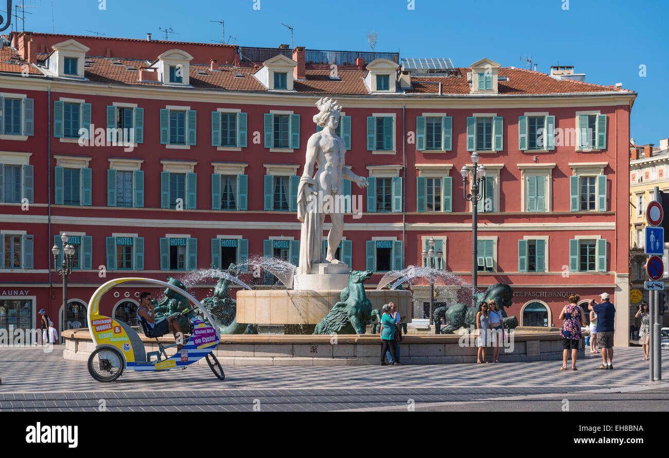 Fontaine du soleil Fontaine, place la place Masséna, Nice, Provence, France, Europe - avec vélo-taxi Banque D'Images