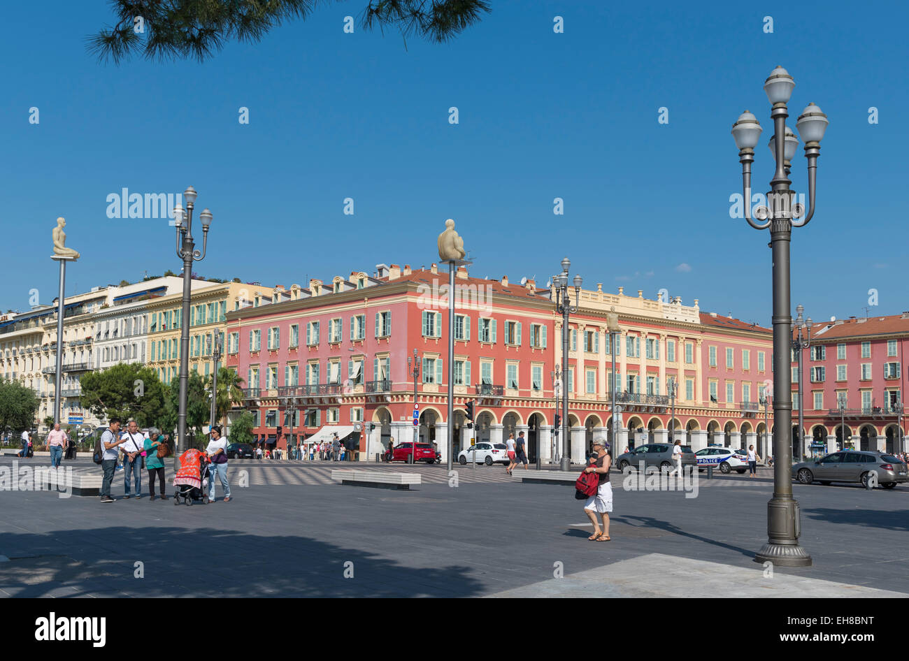 La Place Massena Square dans le centre-ville de Nice, Nice, Provence, Sud de la France, l'Europe - avec colonnes sculpture Banque D'Images