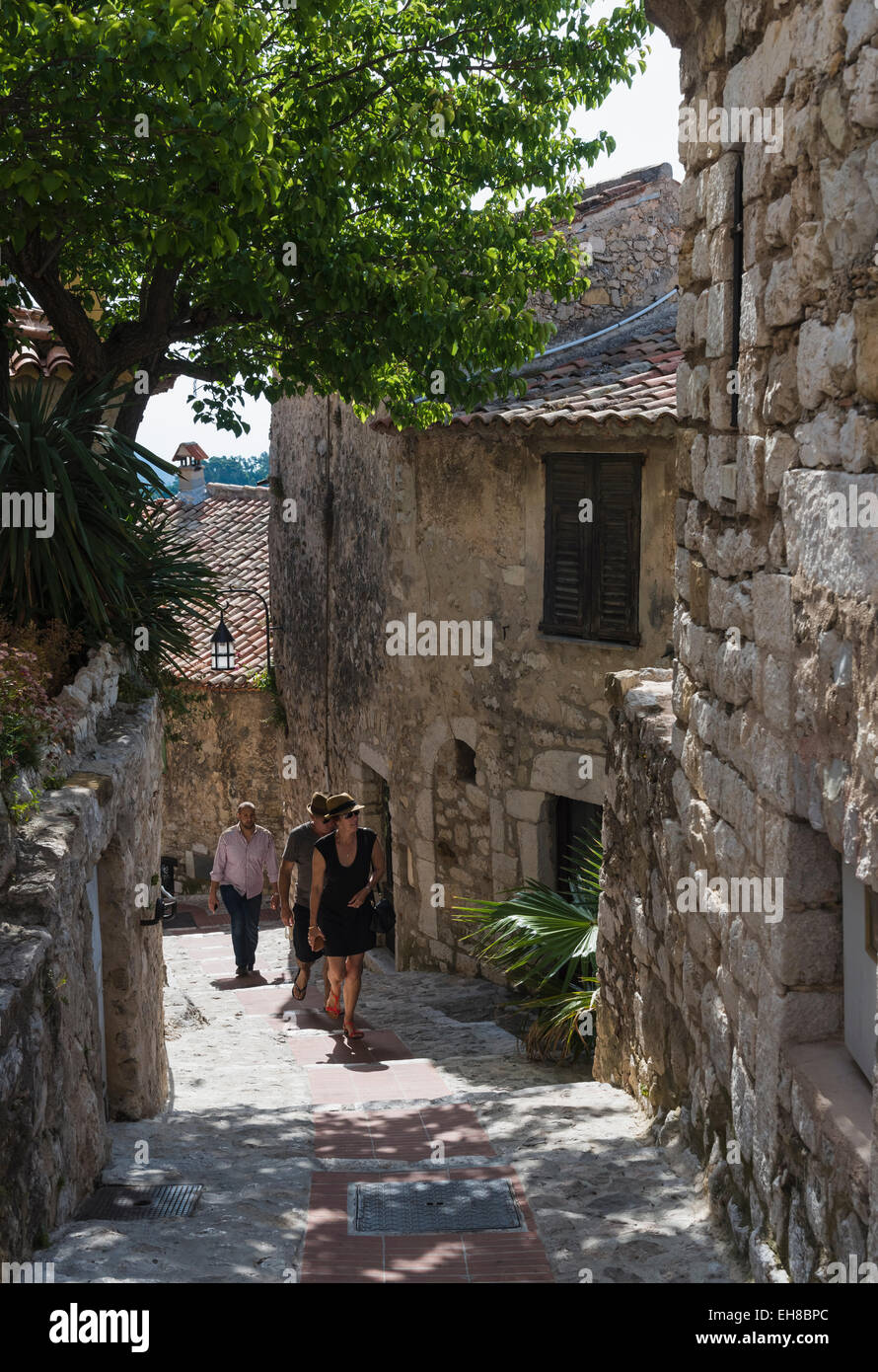 Les étroites rues pavées dans le village Eze, Provence, France, l'Europe avec les touristes Banque D'Images
