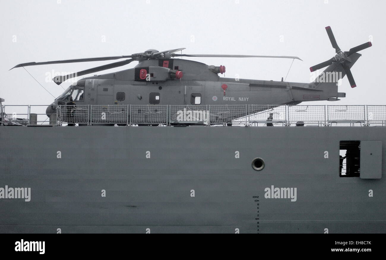 AJAXNETPHOTO. Janvier 28th, 2009. PORTSMOUTH, Angleterre. - Arrivée furtive - HMS DARING, PREMIÈRE DE LA MARINE ROYALE, SIX NOUVEAUX DESTROYERS TYPE 45, ARRIVE À LA BASE NAVALE DE PORTSMOUTH AVEC UN HÉLICOPTÈRE MERLIN attaché à ses énormes d'ENVOL. PHOTO:JONATHAN EASTLAND/AJAX REF:D92801 2196 Banque D'Images