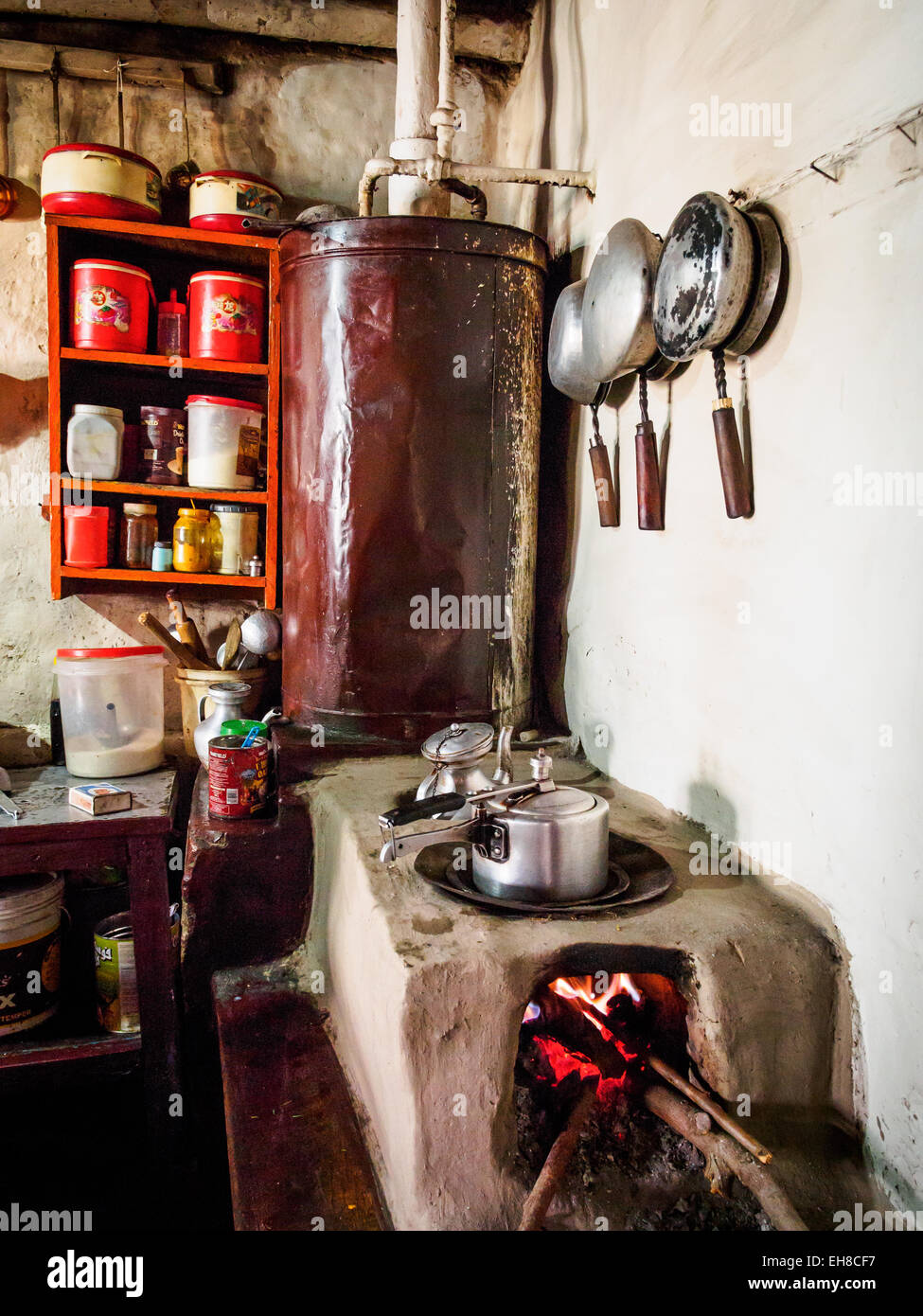 Autocuiseurs sur un poêle en argile dans une maison d'hôtes dans le village de Ghami, Mustang, au Népal. Banque D'Images