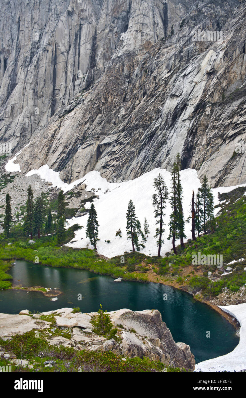 Étang près de Lac Hamilton, Parcs Nationaux de Sequoia et de Kings Canyon, en Californie. Banque D'Images