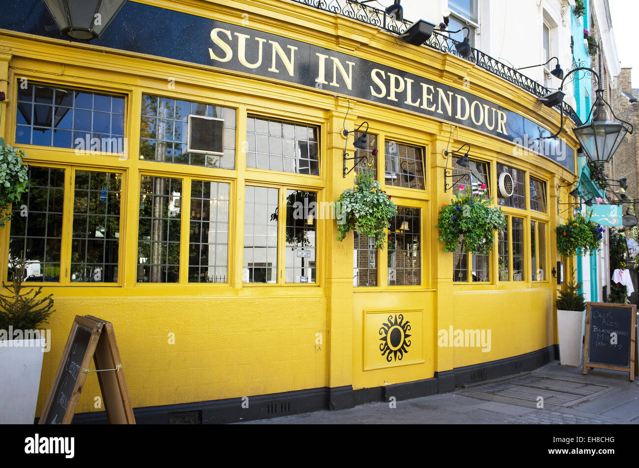 Londres, Royaume-Uni - 15 avril 2014 : Soleil éclatant, un pub anglais, Portobello Road, Notting Hill Banque D'Images