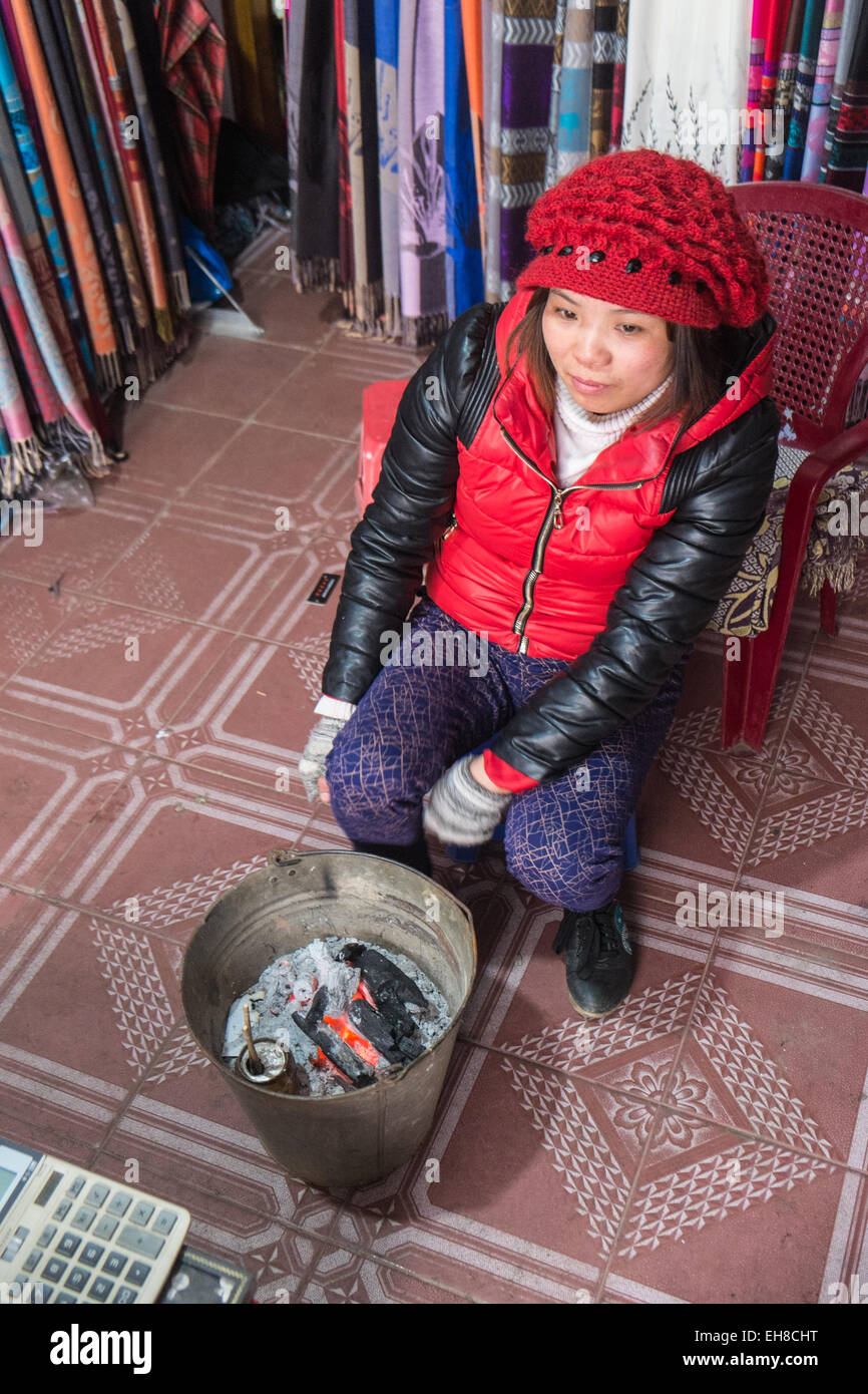 Vendeur boutique au chaud à des charbons en godet boutique touristique dans Sa Pa,Sapa, hill, Ville, Vietnam, Banque D'Images